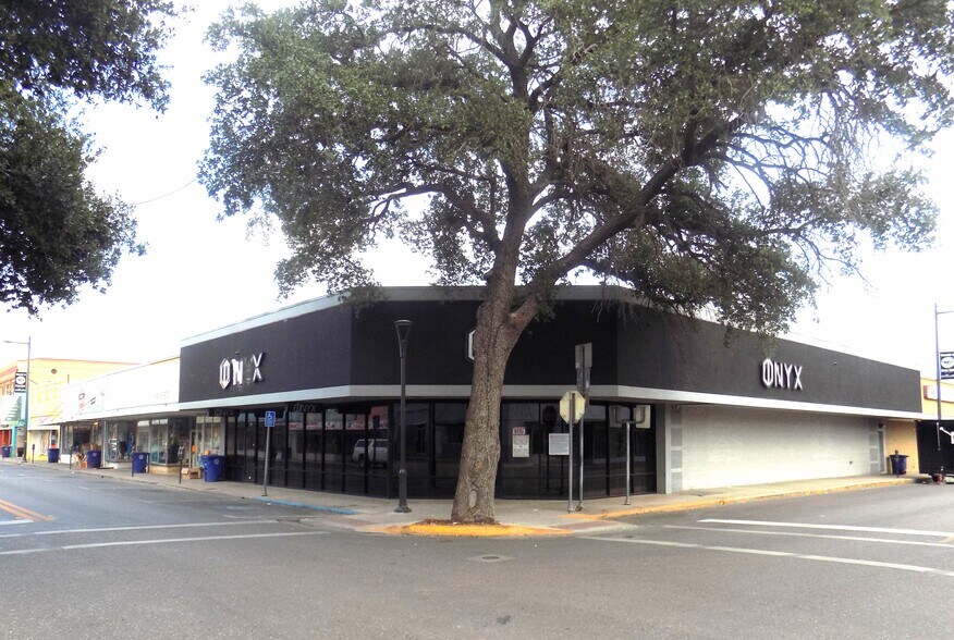 100 W Main St, Eagle Pass, TX à vendre - Photo de l’immeuble – Image 3 sur 20
