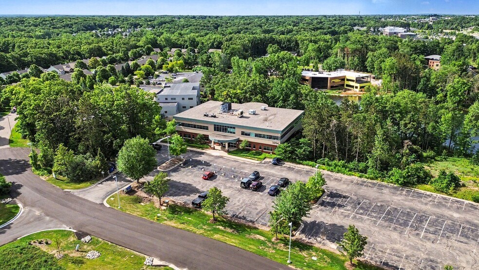 3264 N Evergreen Dr NE, Grand Rapids, MI à vendre - Photo de l’immeuble – Image 2 sur 12