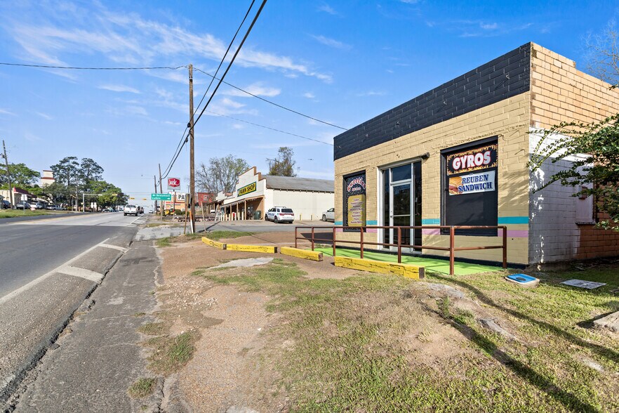 201 E Bluff St, Woodville, TX à vendre - Photo de l’immeuble – Image 3 sur 25