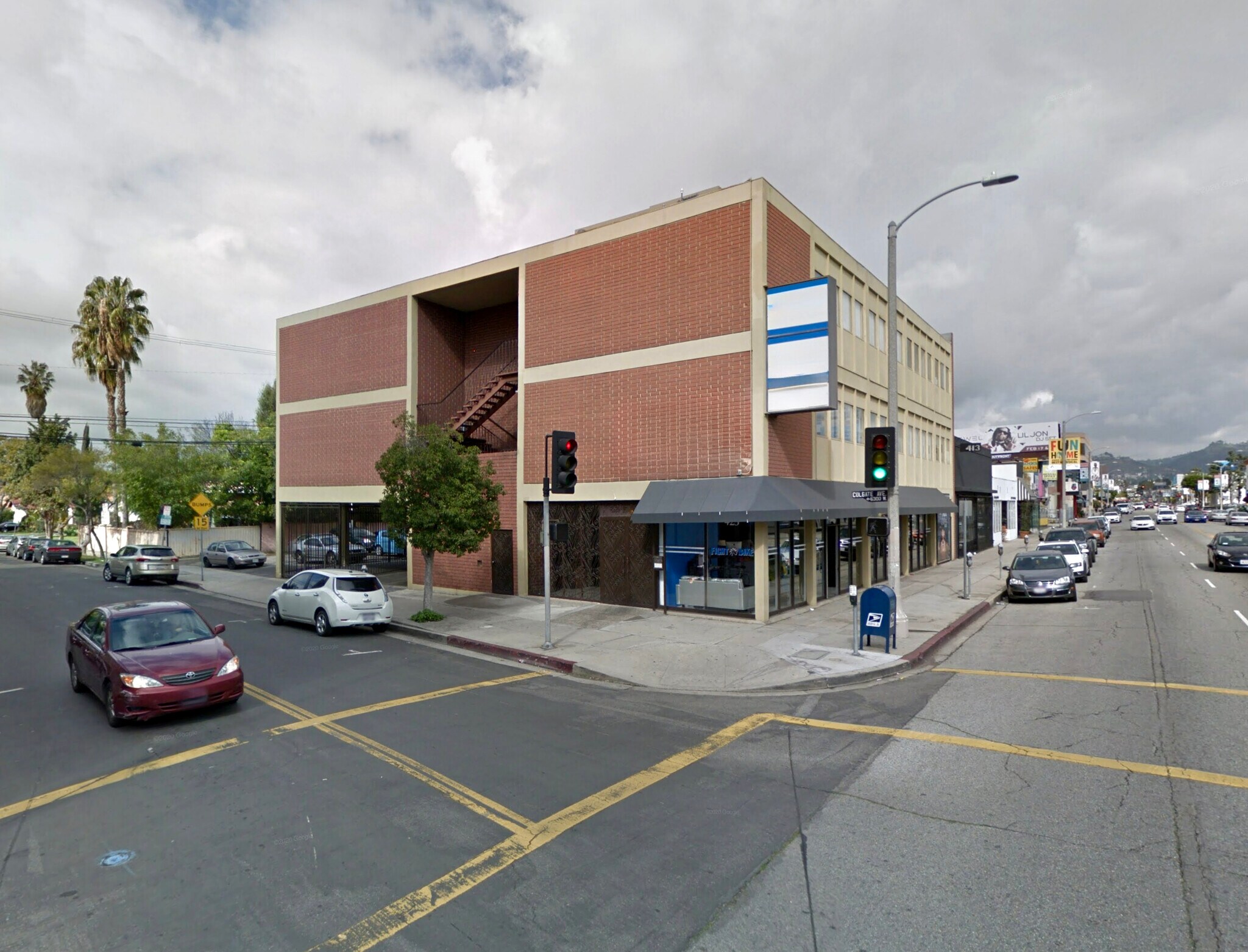 421-425 S Fairfax Ave, Los Angeles, CA à louer Photo principale– Image 1 sur 6