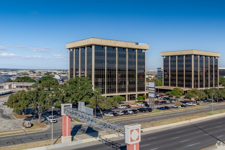901 NE Loop 410, San Antonio, TX à vendre - Photo principale – Image 2 sur 42