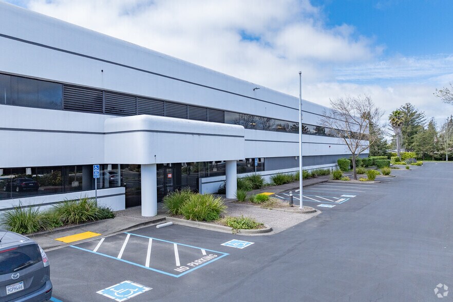 755 Southpoint Blvd, Petaluma, CA à vendre - Photo principale – Image 1 sur 8