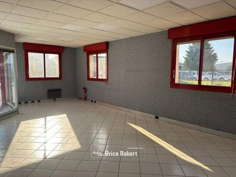 Bureau dans Montluel à louer - Photo de l’immeuble – Image 2 sur 8