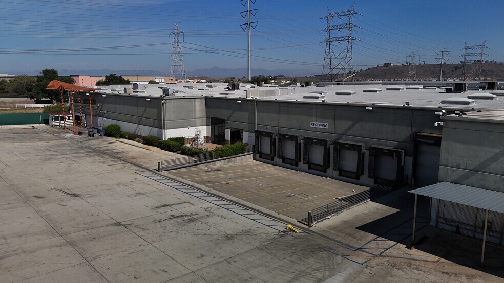 26455 Ruether Ave, Santa Clarita, CA à louer - Photo de l’immeuble – Image 3 sur 19