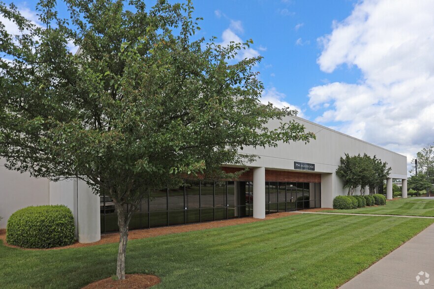 4523 Green Point Dr, Greensboro, NC à louer - Photo de l’immeuble – Image 2 sur 13