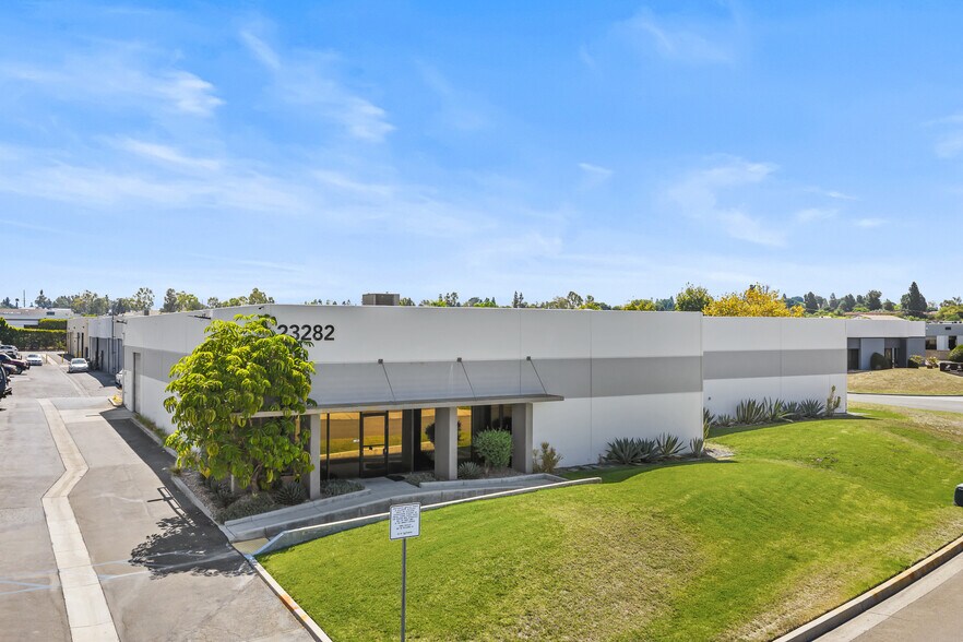23282 Peralta Dr, Laguna Hills, CA à vendre - Photo de l’immeuble – Image 2 sur 92