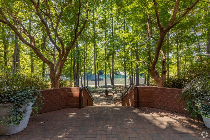 808 Moorefield Park Dr, Richmond, VA à louer - Photo de l’immeuble – Image 3 sur 9