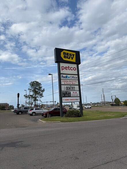 4600 Hardy St, Hattiesburg, MS à louer - Photo de l’immeuble – Image 3 sur 7