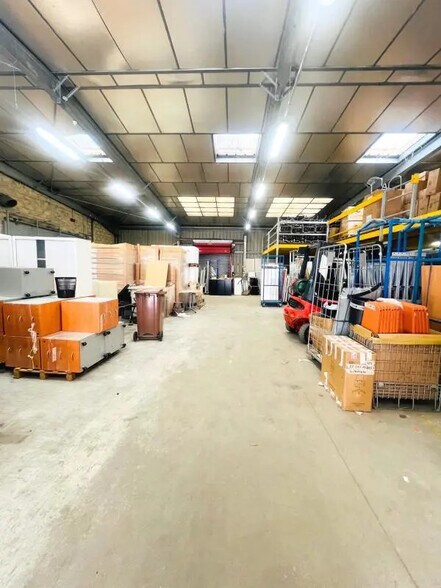 Local d’activités dans Aulnay-sur-Mauldre à louer - Photo de l’immeuble – Image 2 sur 5