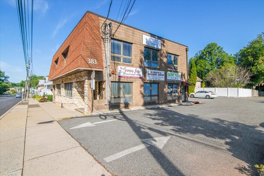 383 Northfield Rd, West Orange, NJ à vendre - Photo de l’immeuble – Image 2 sur 33