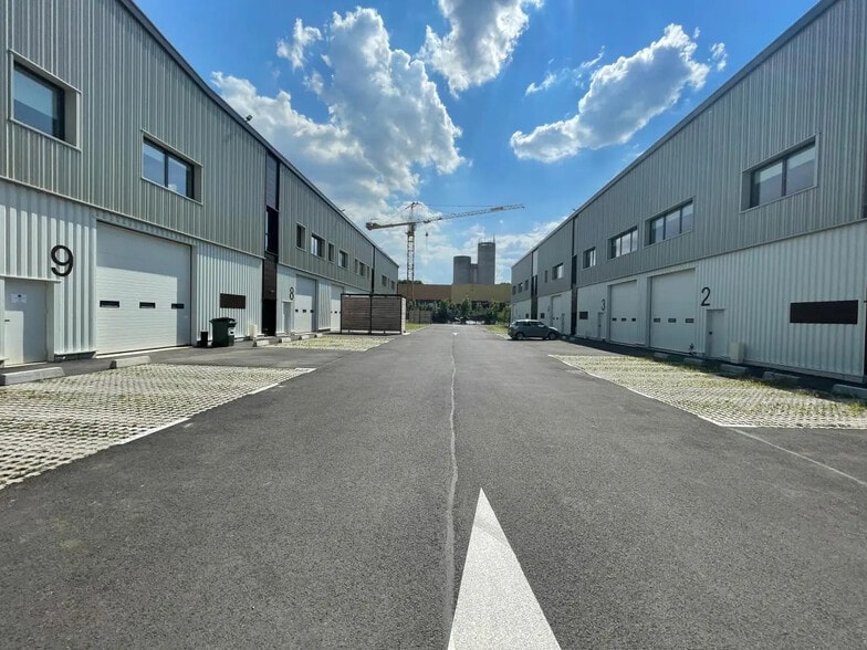 23 Rue Des Beaux Soleils, Osny à louer - Photo de l’immeuble – Image 1 sur 13