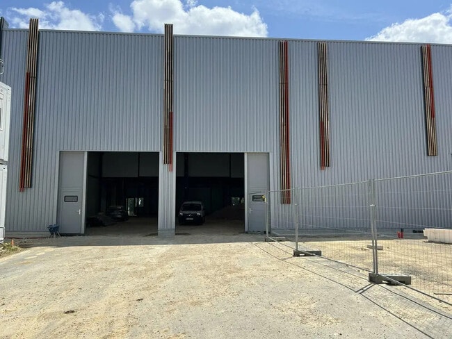 Plus de détails pour 2 Avenue Du Noyer À La Malice, Louvres - Bureau, Local d'activités à louer