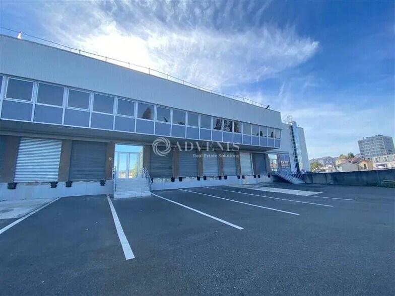 Local d’activités dans Rosny-sous-Bois à louer - Photo de l’immeuble – Image 1 sur 6