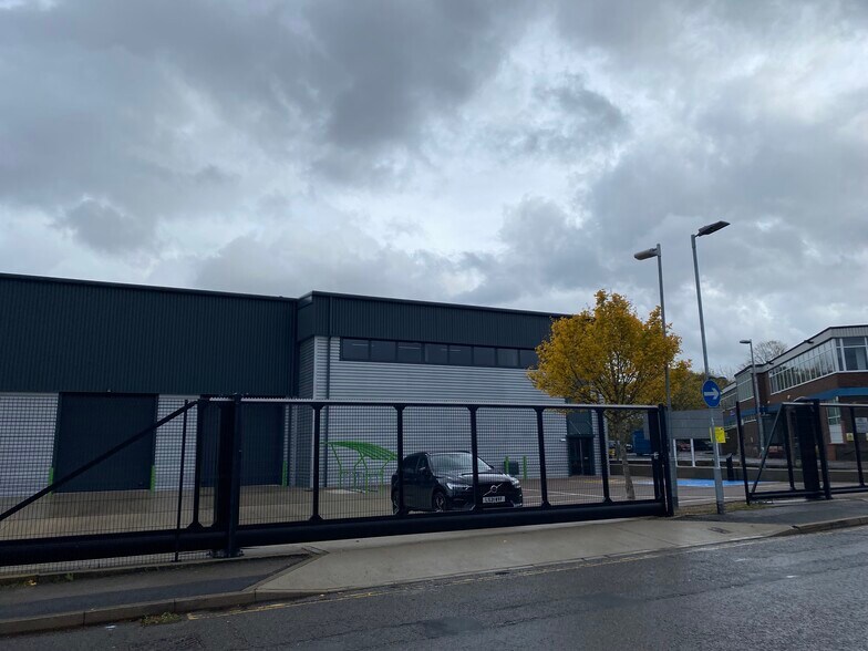 Davis Rd, Chessington à louer - Photo de l’immeuble – Image 1 sur 4