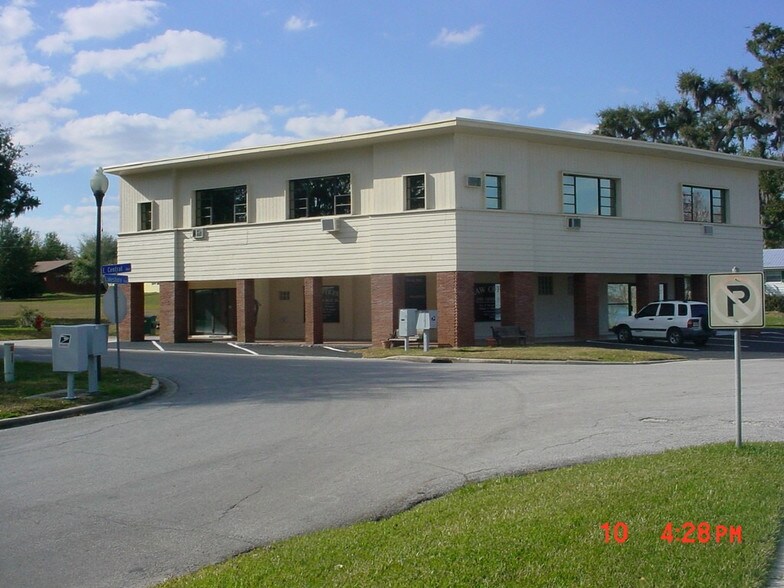 138 E Central Ave, Howey In The Hills, FL à louer - Photo de l’immeuble – Image 2 sur 14