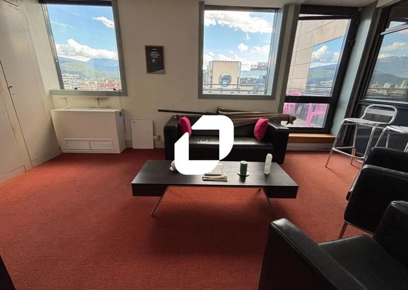 Bureau dans Grenoble à louer - Photo de l’immeuble – Image 3 sur 7