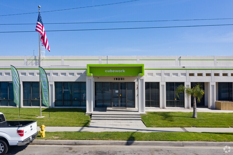 19201 S Reyes Ave, East Rancho Dominguez, CA à louer - Photo de l’immeuble – Image 3 sur 12