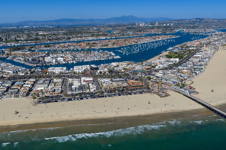 2212 W Oceanfront, Newport Beach, CA à vendre - Photo de l’immeuble – Image 2 sur 20