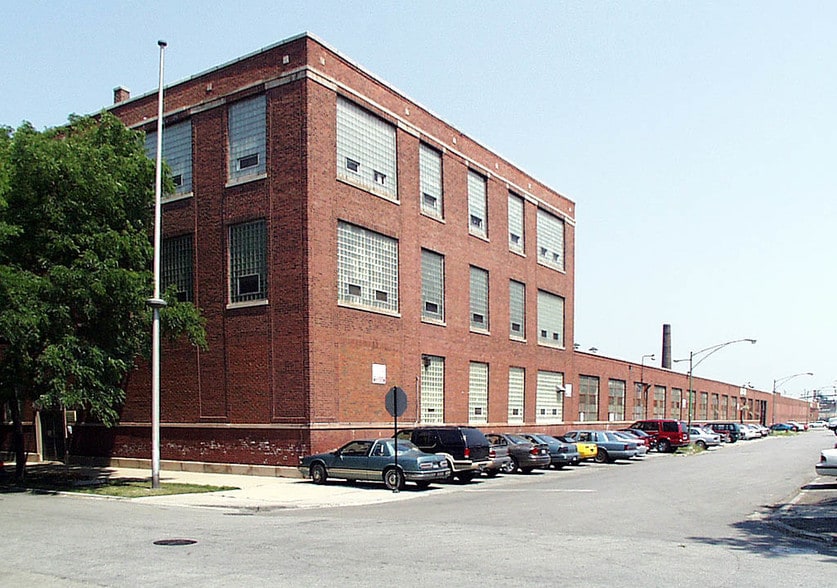 2701 N Kildare Ave, Chicago, IL à louer - Photo de l’immeuble – Image 3 sur 12