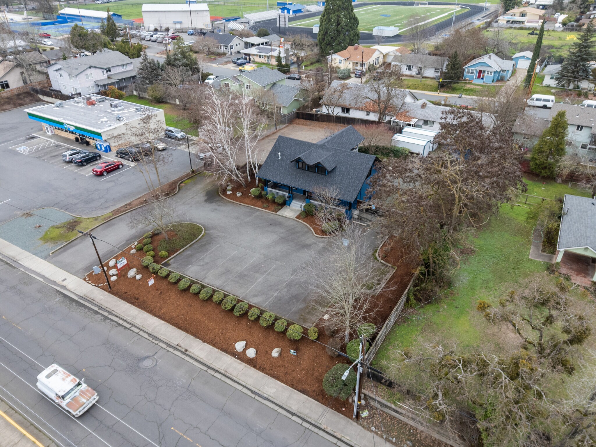 858 NE A St, Grants Pass, OR à vendre Photo de l’immeuble– Image 1 sur 29