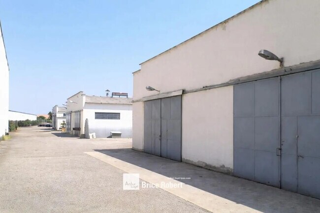 Plus de détails pour 54 Avenue Des Bruyères, Décines-Charpieu - Bureau, Local d'activités à louer