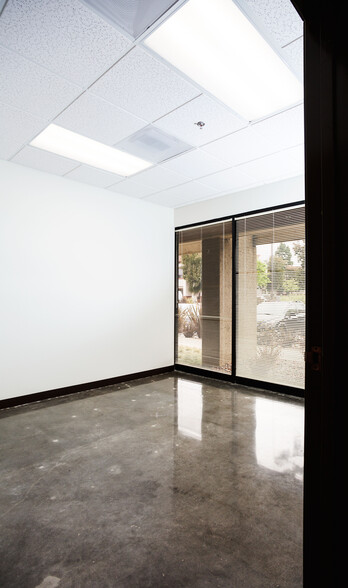 4572 Telephone Rd, Ventura, CA à louer - Photo de l’immeuble – Image 3 sur 21