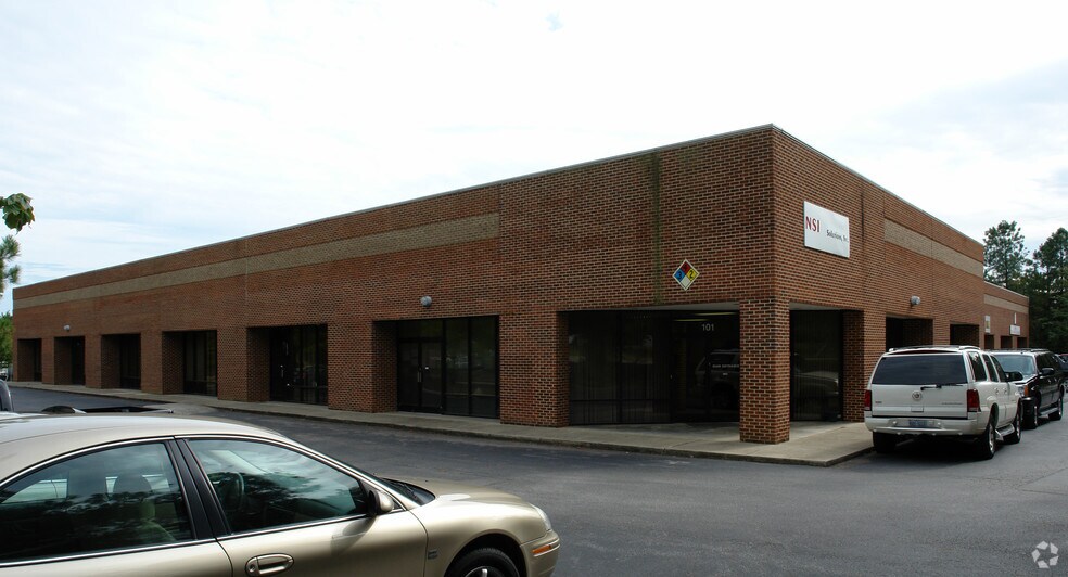 7517 Precision Dr, Raleigh, NC à louer - Photo de l’immeuble – Image 3 sur 6