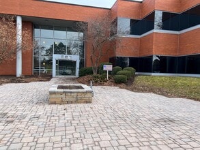 220 Salina Meadows Pky, Syracuse, NY à louer Photo de l’immeuble– Image 1 sur 3