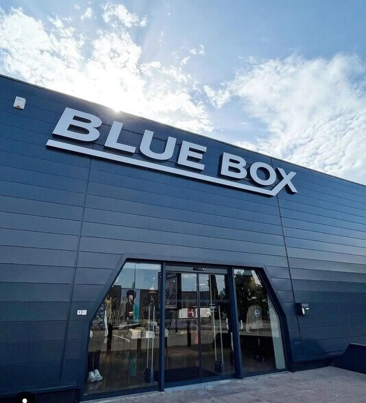 Local commercial dans Istres à louer - Photo de l’immeuble – Image 2 sur 3