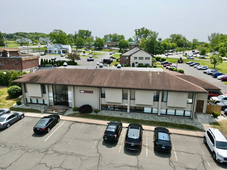 South Windsor Office & Retail Portfolio portefeuille de 9 biens à vendre sur LoopNet.fr - Photo principale – Image 1 sur 7
