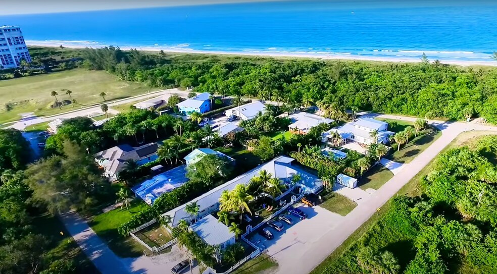 2502 Tamarind Dr, Hutchinson Island, FL à vendre - Photo de l’immeuble – Image 2 sur 42