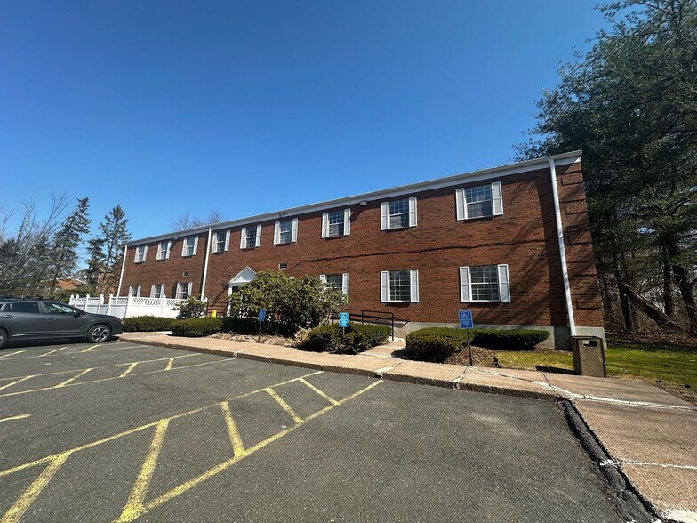 693 Bloomfield Ave, Bloomfield, CT à vendre - Photo de l’immeuble – Image 3 sur 19
