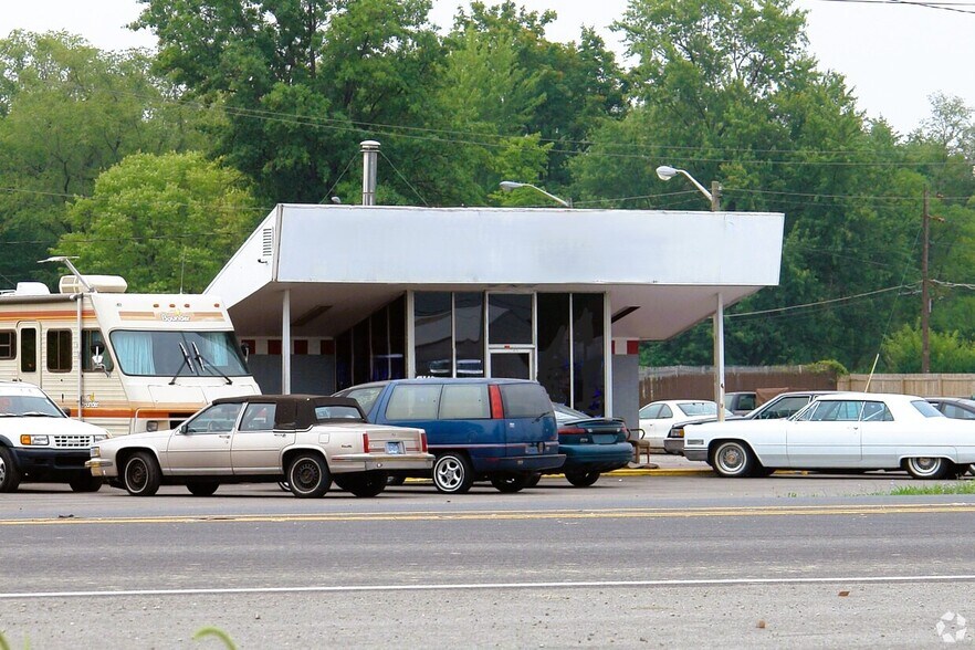 9067 Pendleton Pike, Indianapolis, IN à louer - Photo de l’immeuble – Image 1 sur 5