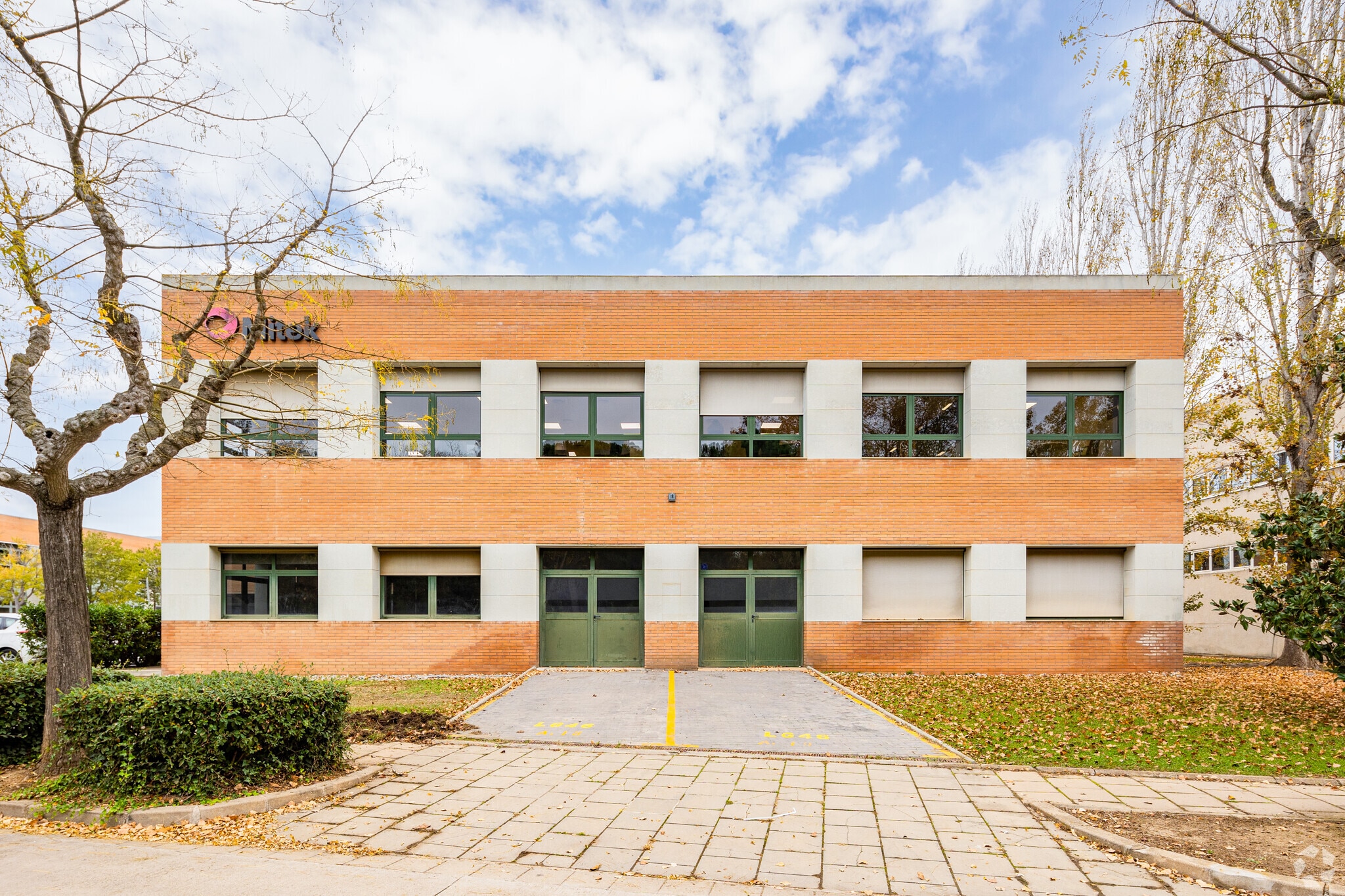 Bureau dans Cerdanyola del Vallès, Barcelona à louer Photo principale– Image 1 sur 3