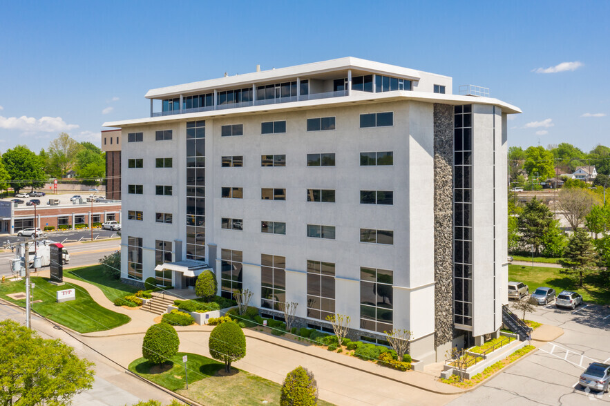 2121 S Columbia Ave, Tulsa, OK à louer - Photo de l’immeuble – Image 1 sur 6