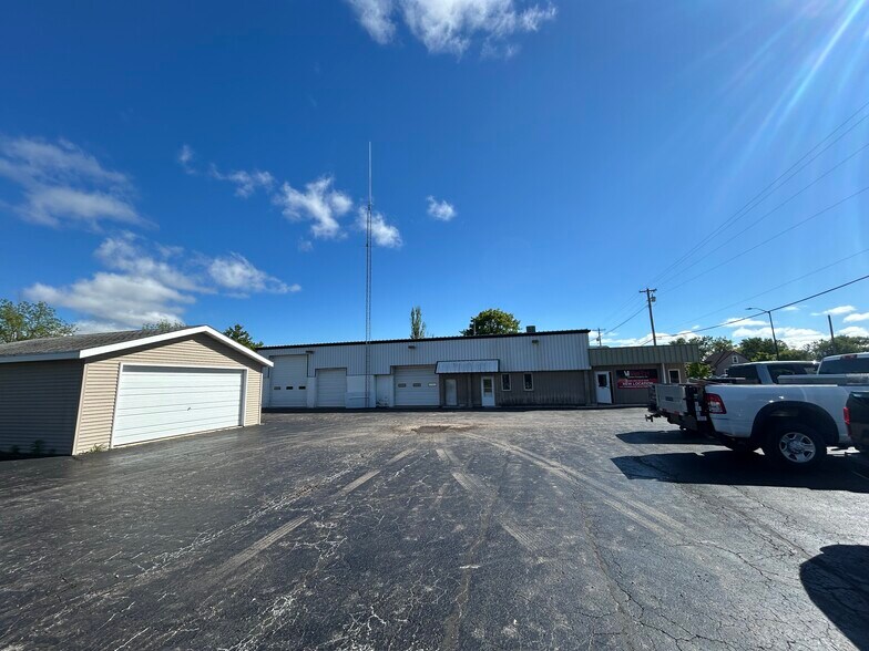 616 S Military Rd, Fond Du Lac, WI à louer - Photo de l’immeuble – Image 3 sur 8