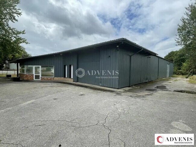 Plus de détails pour Local d'activités à louer