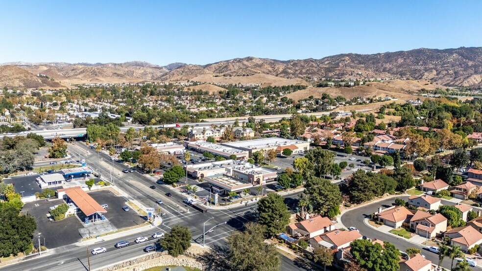 2494 Stearns St, Simi Valley, CA à louer - Photo de l’immeuble – Image 3 sur 7