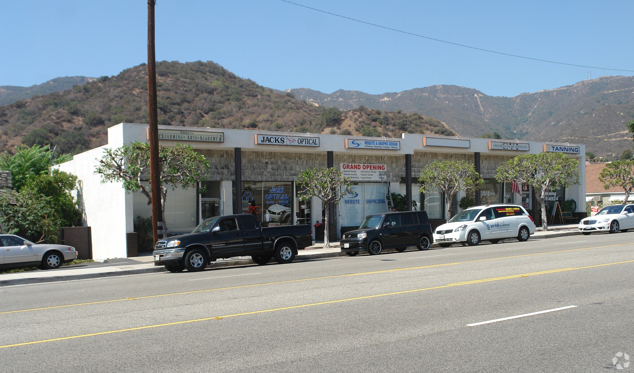 2942-2950 Honolulu Ave, La Crescenta, CA à louer Photo principale– Image 1 sur 17