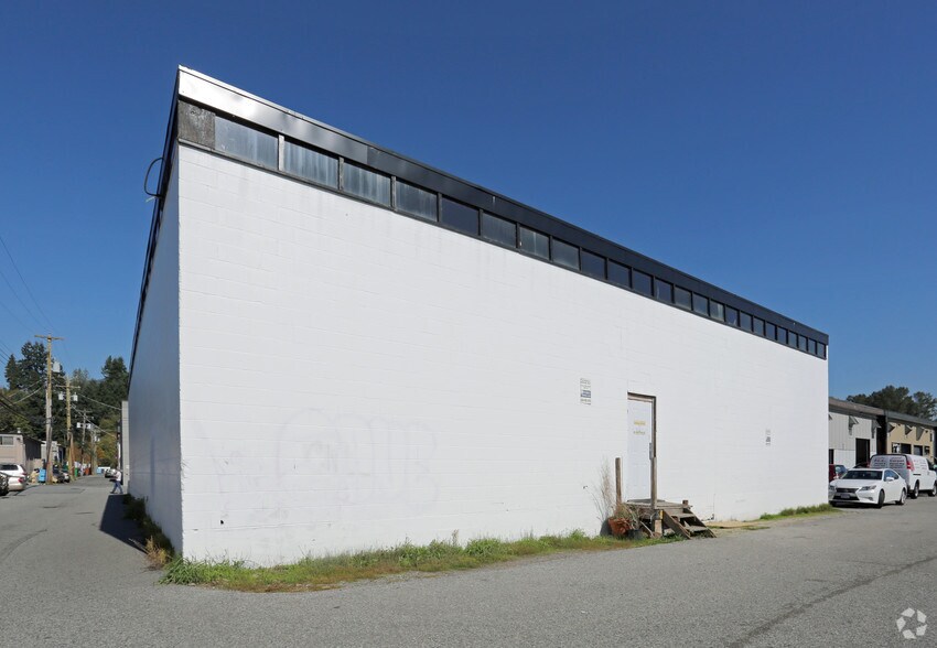 1175 W 15th St, North Vancouver, BC à louer - Photo de l’immeuble – Image 2 sur 3