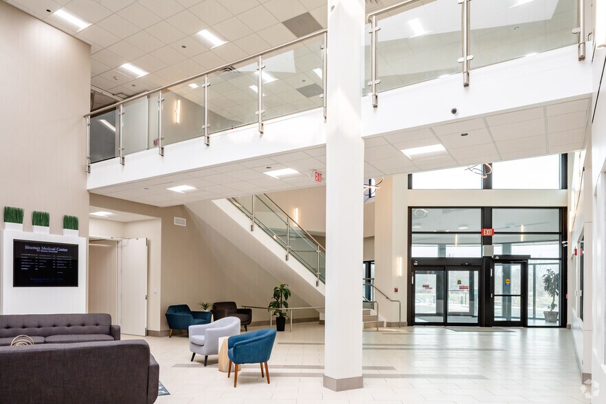 387 Shuman Blvd, Naperville, IL à louer - Hall d’entrée – Image 2 sur 60