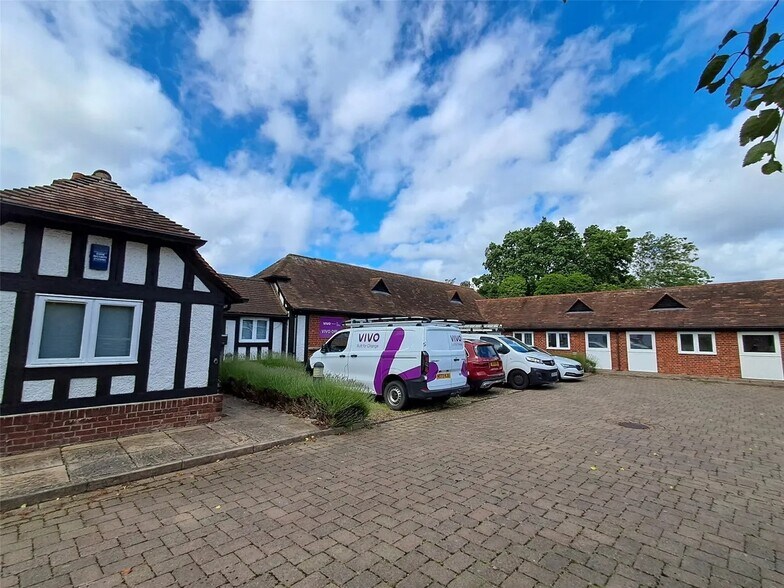 Parvis Rd, West Byfleet à louer - Photo de l’immeuble – Image 1 sur 8