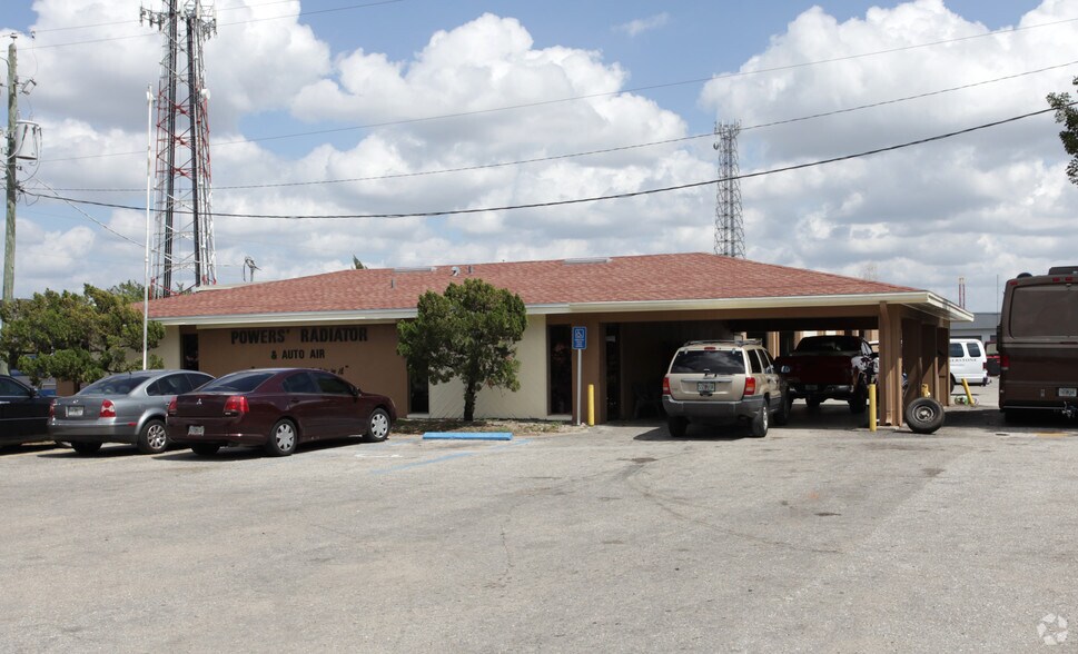 2559 Fowler St, Fort Myers, FL à louer - Photo principale – Image 2 sur 34