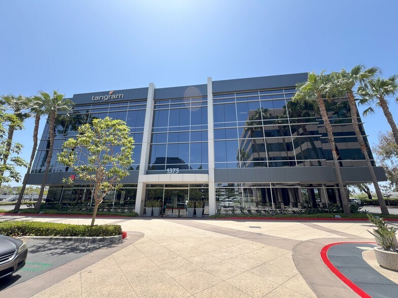 1375 Dove St, Newport Beach, CA à louer - Photo de l’immeuble – Image 2 sur 14
