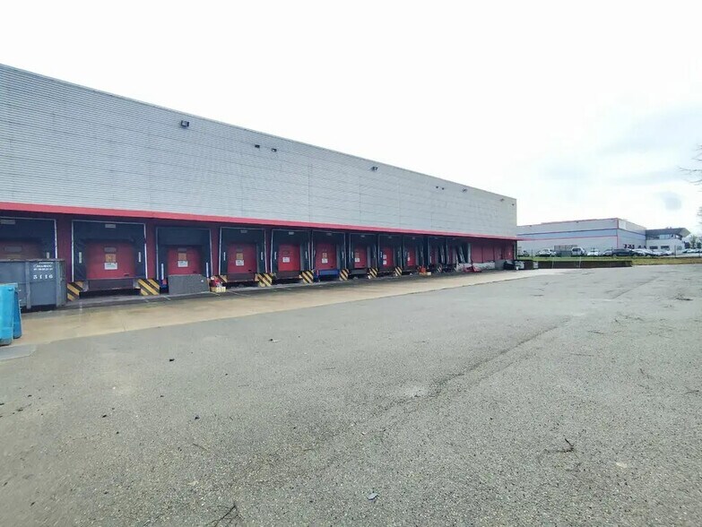 Bureau dans Maurepas à louer - Photo de l’immeuble – Image 2 sur 6