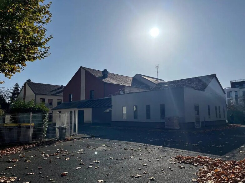 Local d’activités dans Montmorency à louer - Photo de l’immeuble – Image 2 sur 17