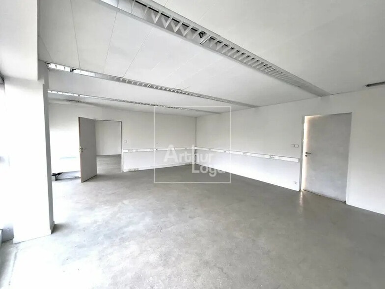 Bureau dans Dammarie-les-Lys à louer - Photo de l’immeuble – Image 1 sur 9