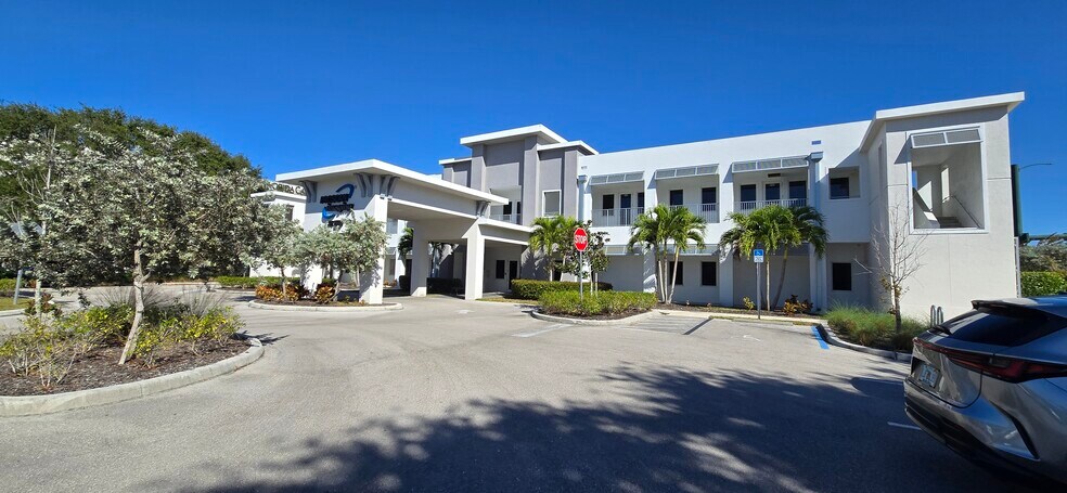 8340 Sierra Meadows Blvd, Naples, FL à louer - Photo de l’immeuble – Image 2 sur 20