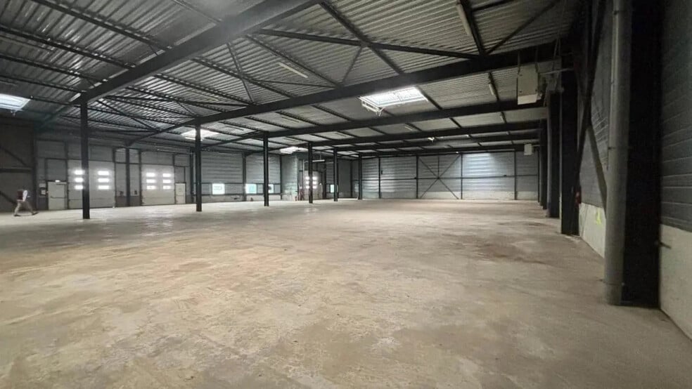 2 Avenue Des 3 Peuples, Montigny-le-Bretonneux à louer - Photo de l’immeuble – Image 1 sur 22