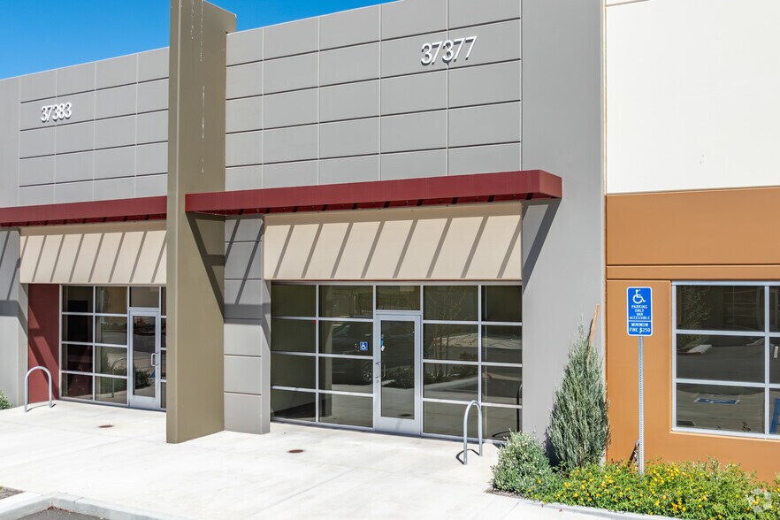 37371 Industry Way, Murrieta, CA à louer - Photo de l’immeuble – Image 3 sur 14
